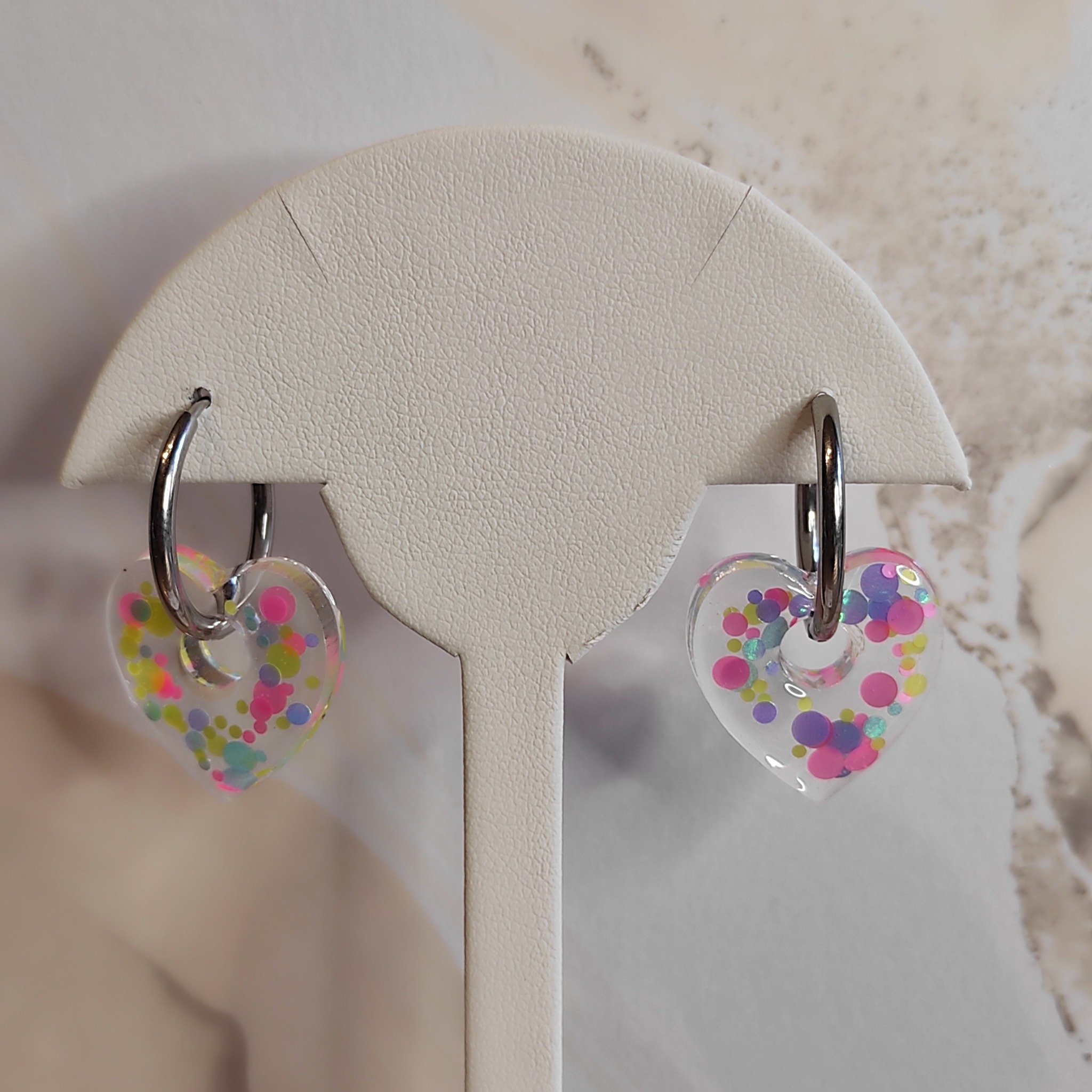 boucles d'oreilles coeur en résine époxy