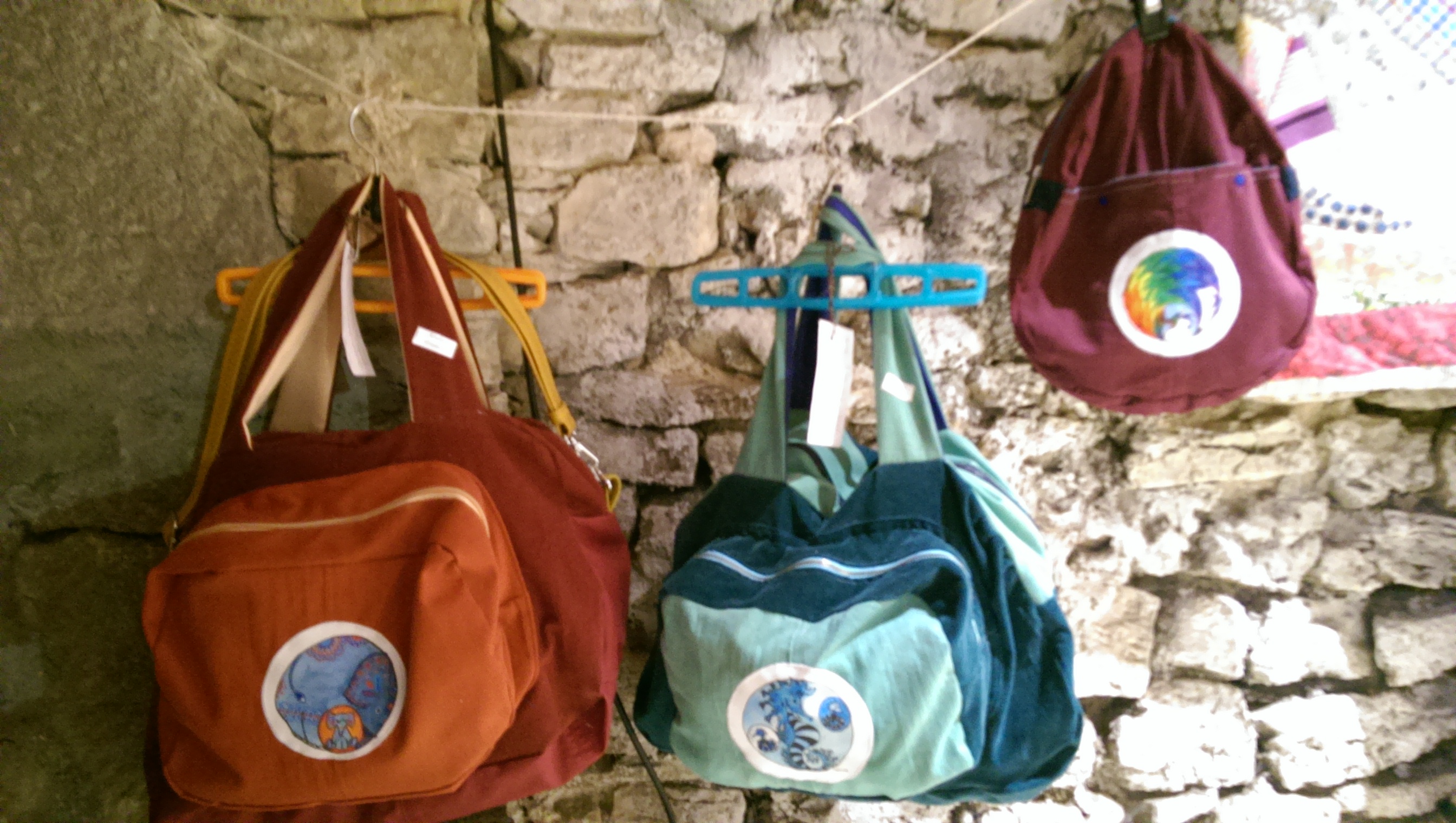 sacs et pochettes cousu en revalorisant des textiles