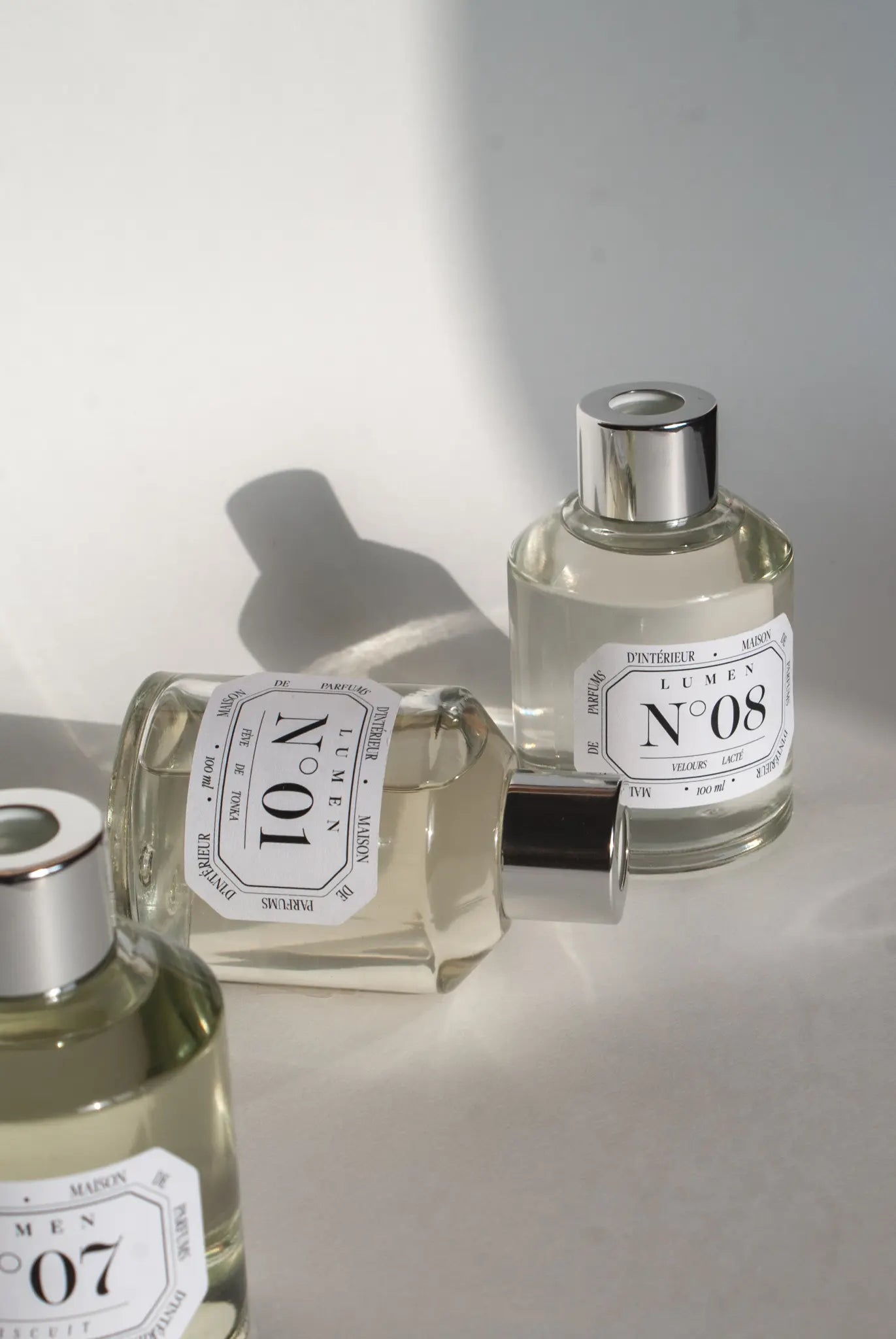 Photo de trois diffuseurs d'ambiance lumen.