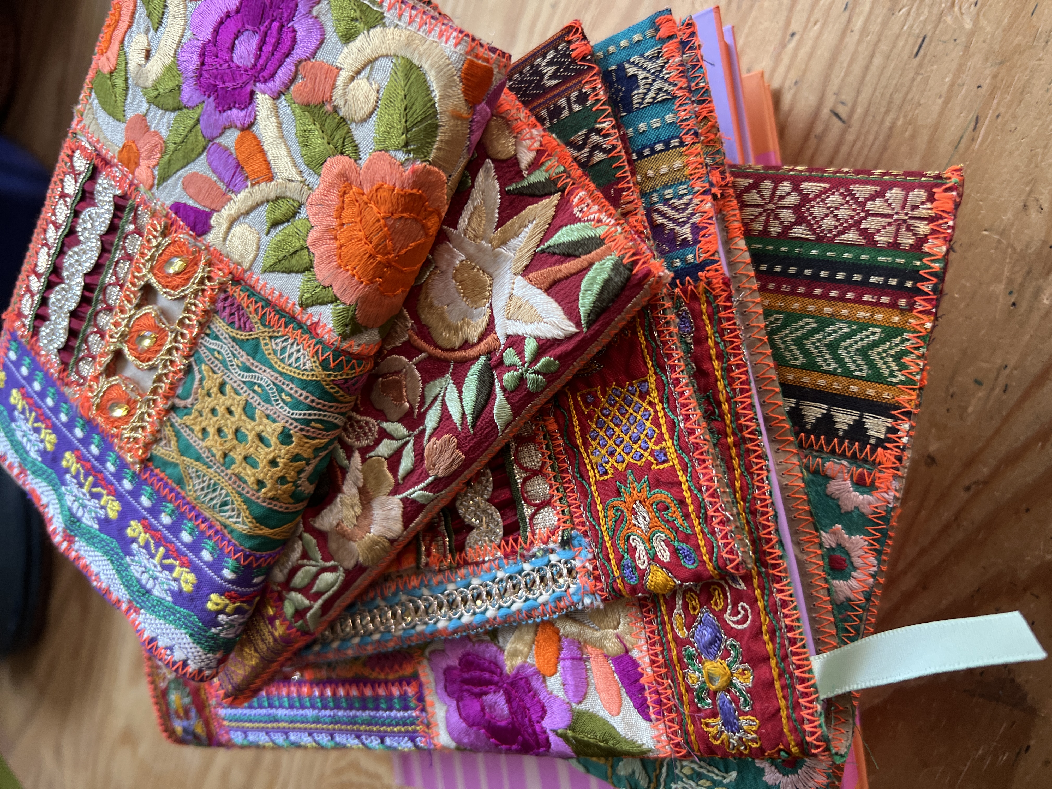 Carnets en bordures de saris anciens