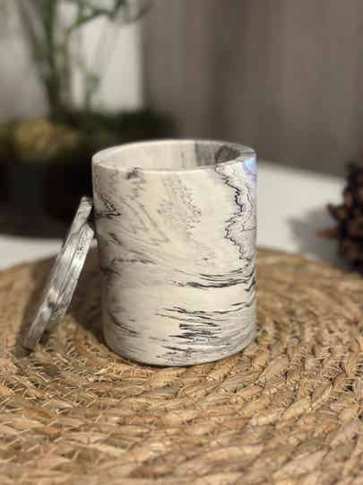 Pot à bougie en jesmonite avec couvercle
