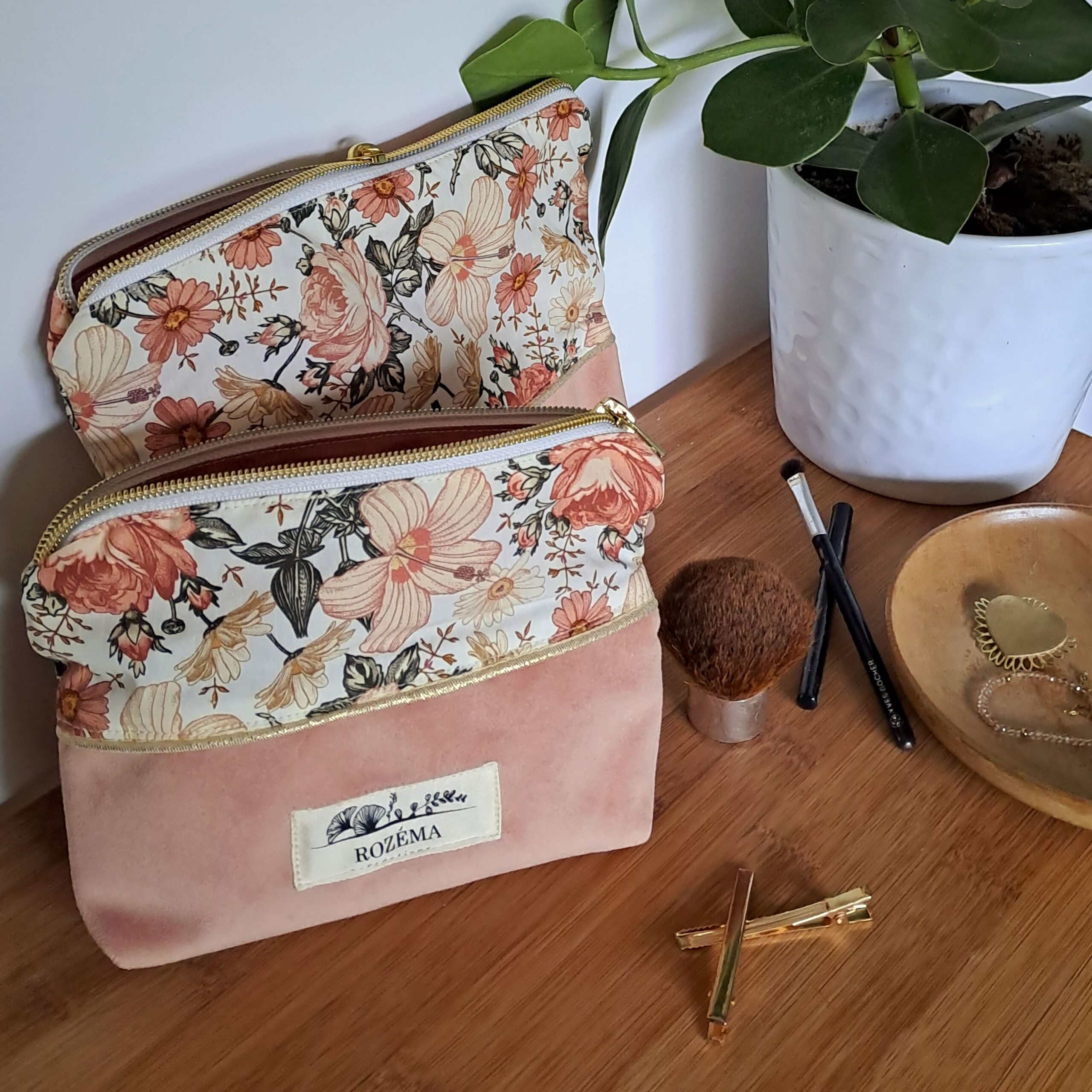 Trousse Velours fleuri doré maquillage femme accessoires