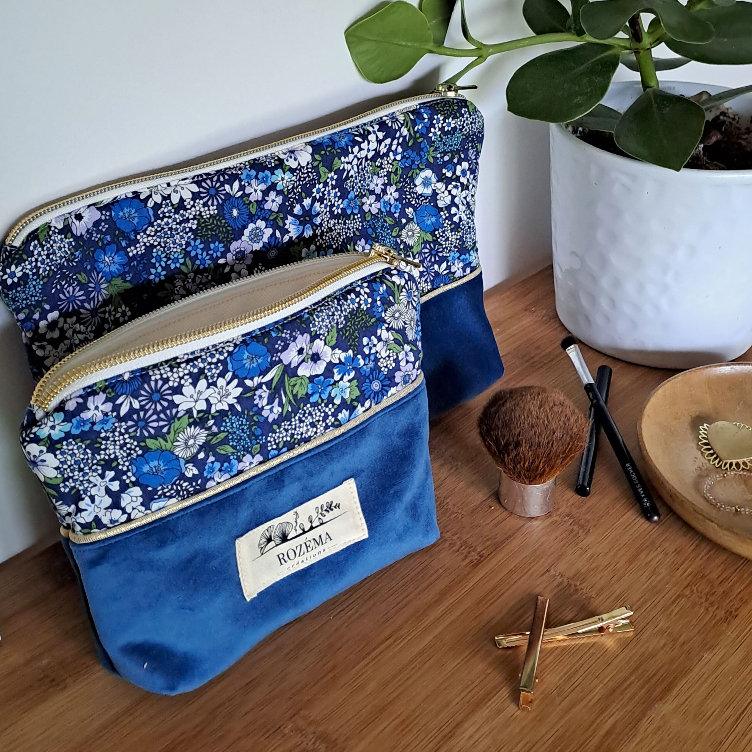Trousse Velours fleuri doré maquillage femme accessoires