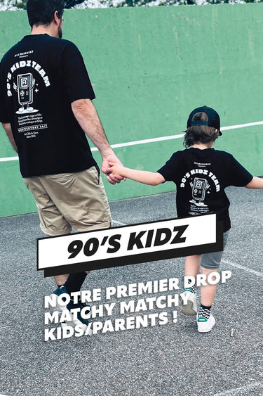un père et son fils portant des t-shirts oversize assortis noirs et blancs, style streetwear