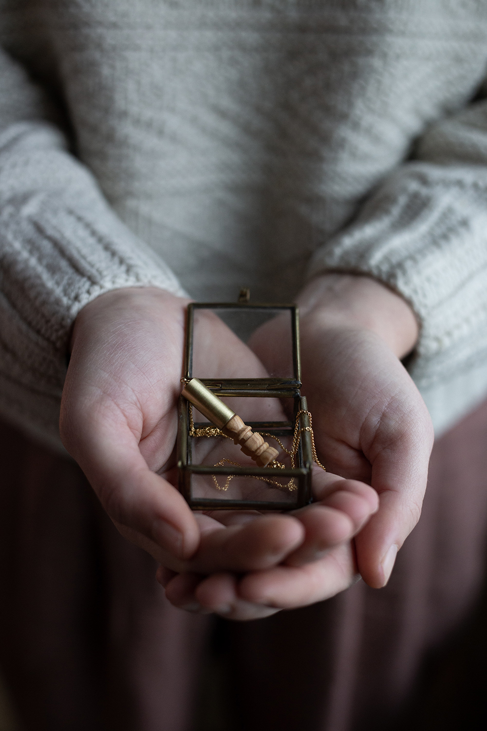 Pendentif en bois d'olivier, résine et laiton - Photo par Caroline Dejonghe