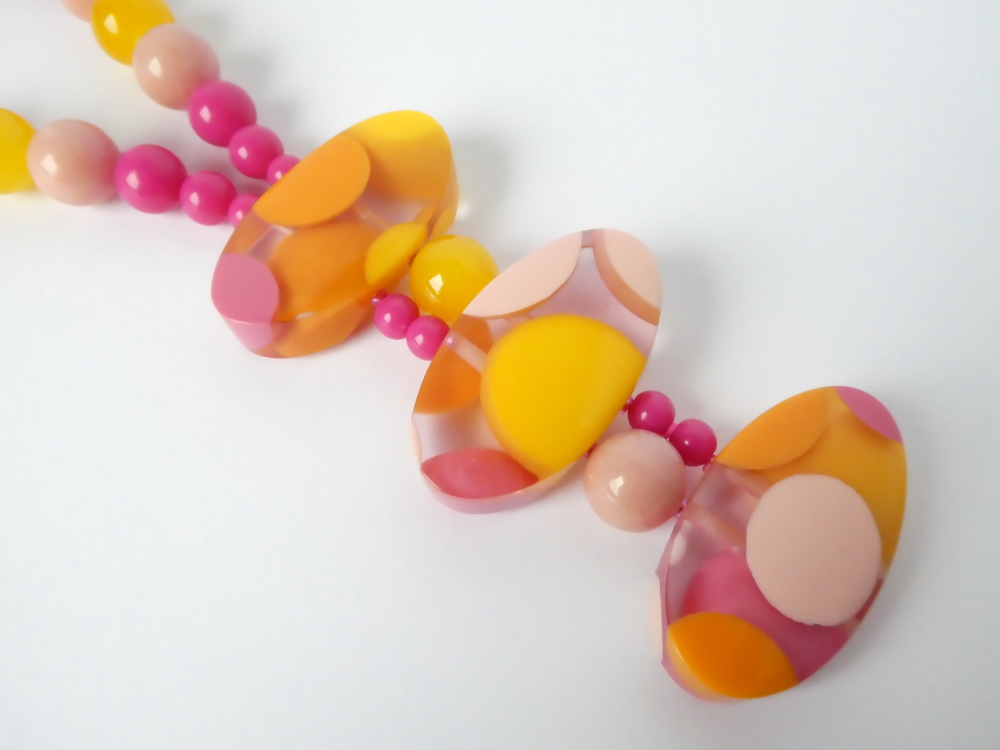 Le collier Lola rose et jaune