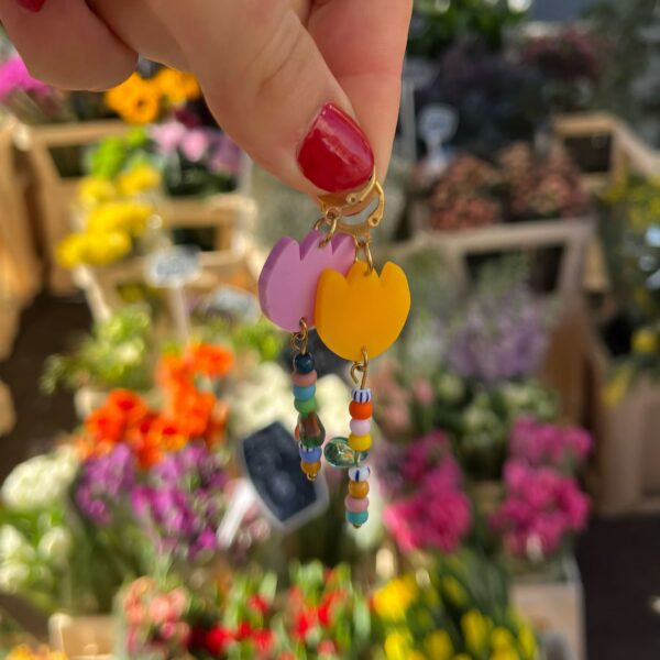 Boucles d'oreilles dormeuse en forme de fleur. Tulipes en acrylique coloré et tige en perles de rocailles couleurs acidulées