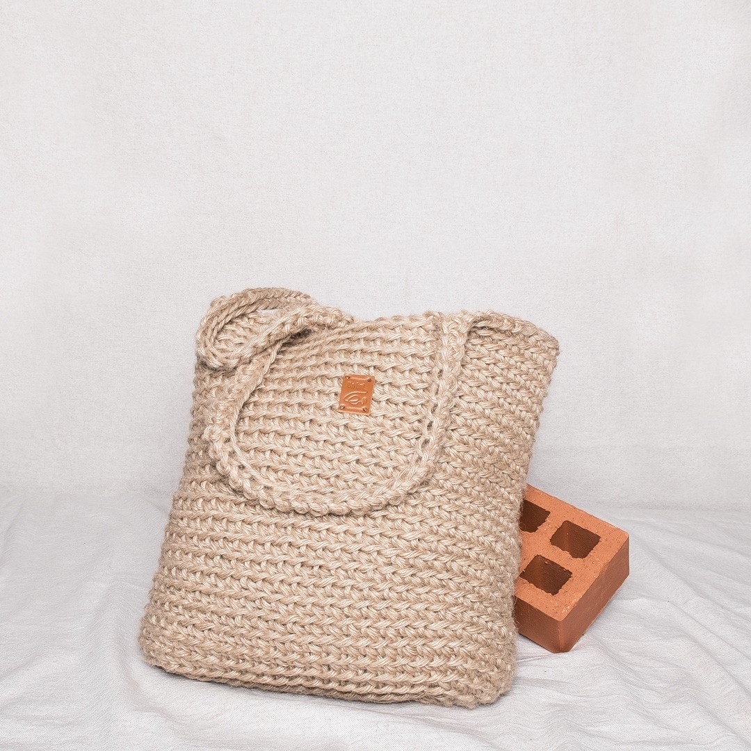 Tote bag en ficelle de jute. Un brin