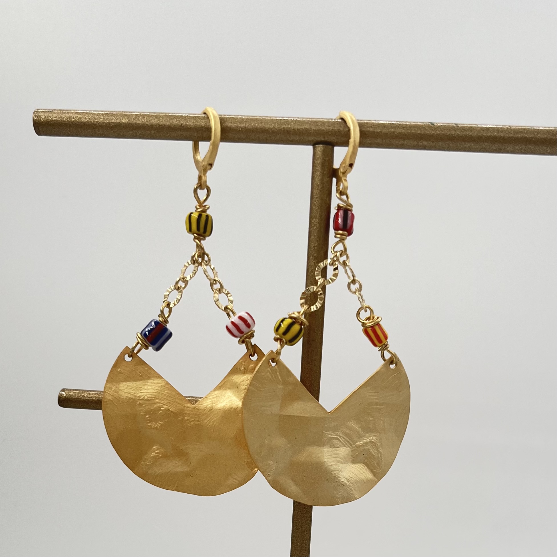 Boucles d’oreilles créoles avec connecteur froissé plaqué or et perles africaines