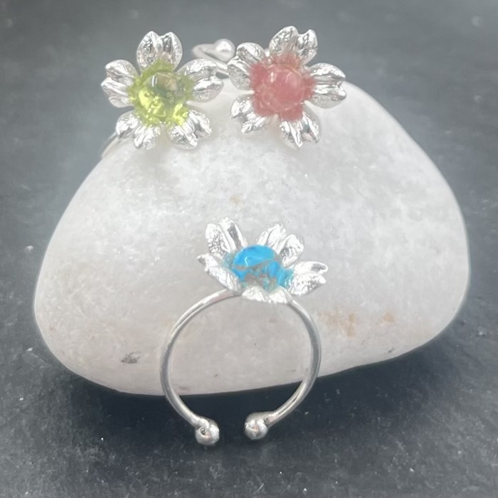 Bague fleur plaqué argent avec cabochon peridot