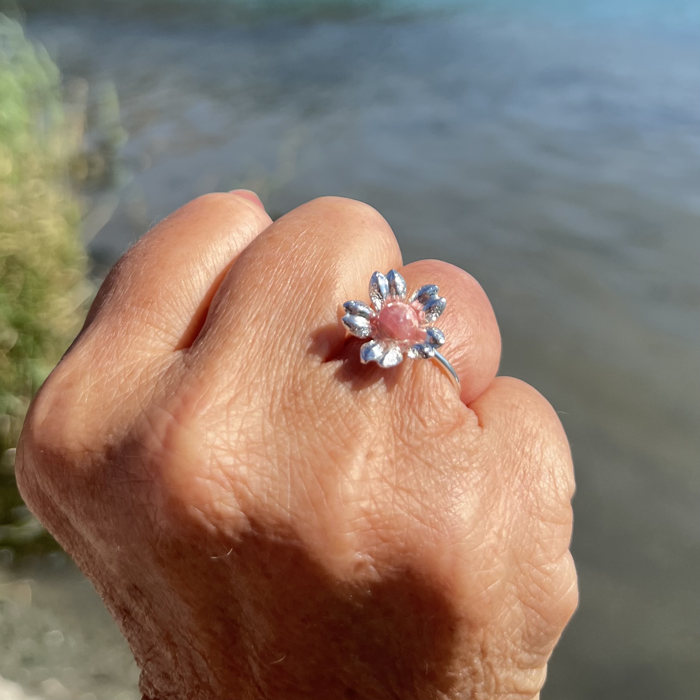 Bague fleur plaqué argent premium et cabochon rhodochrosite