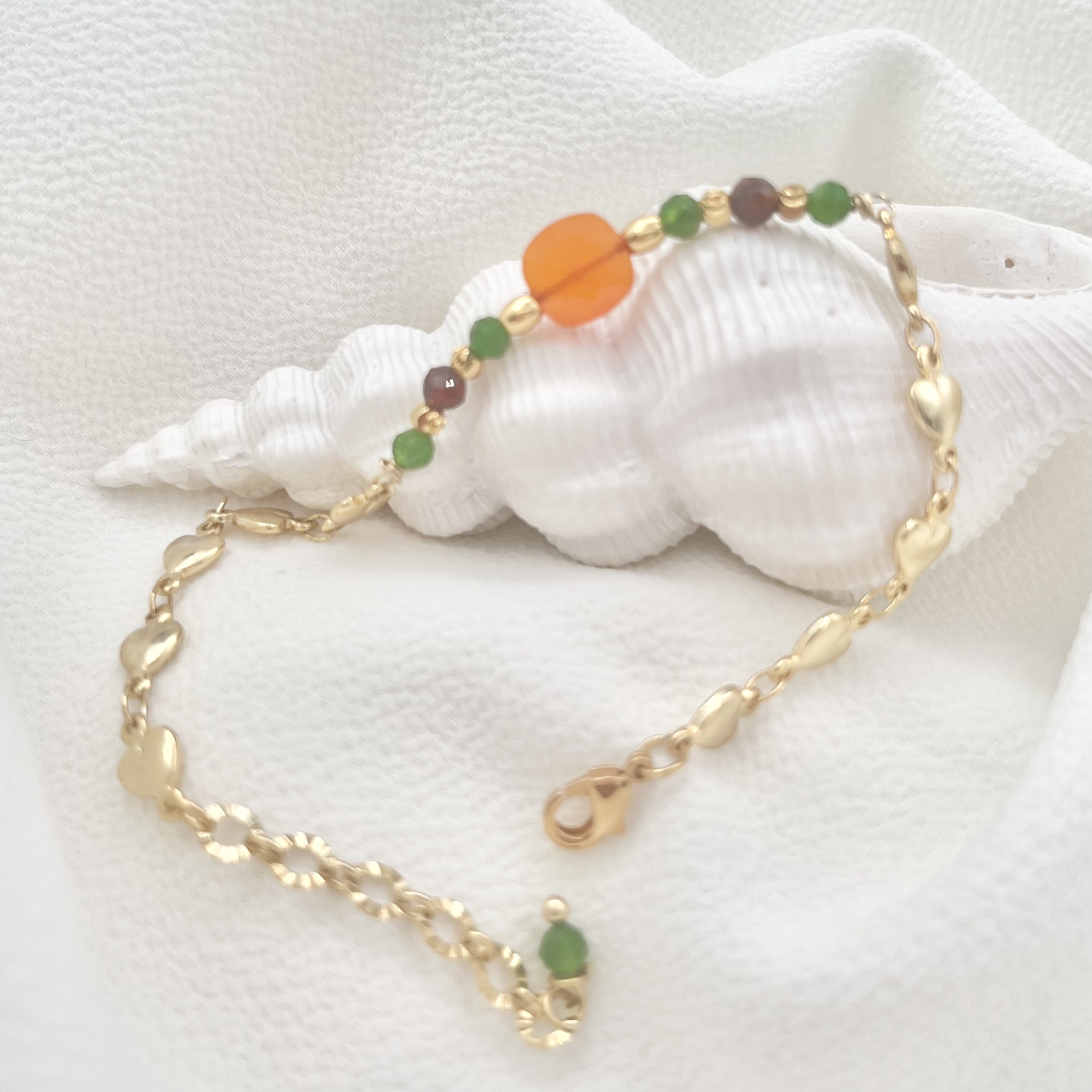 Bracelet cornaline, diopside verte, grenat AAA avec chaîne plaqué or 24 carats