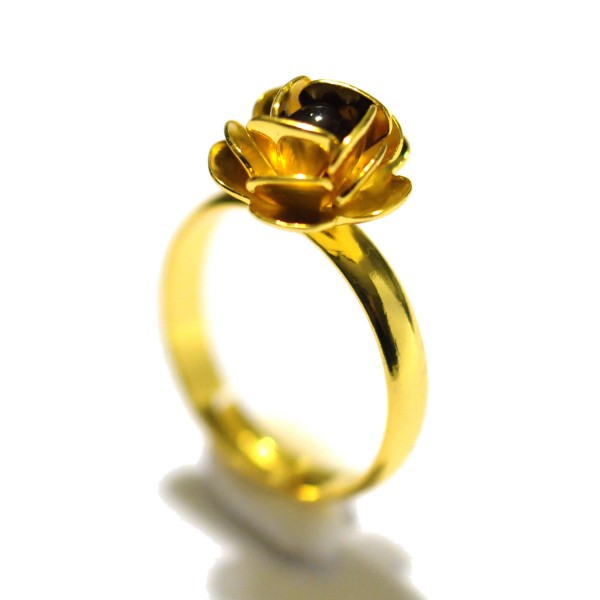 Petite bague créateur dorée à l'or fin et perle de verre rouge grenat nénuphar made in France