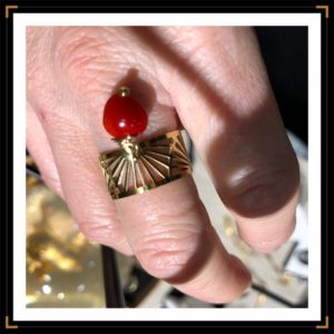 Bague acierinoxdore artdeco grainerouge portee
