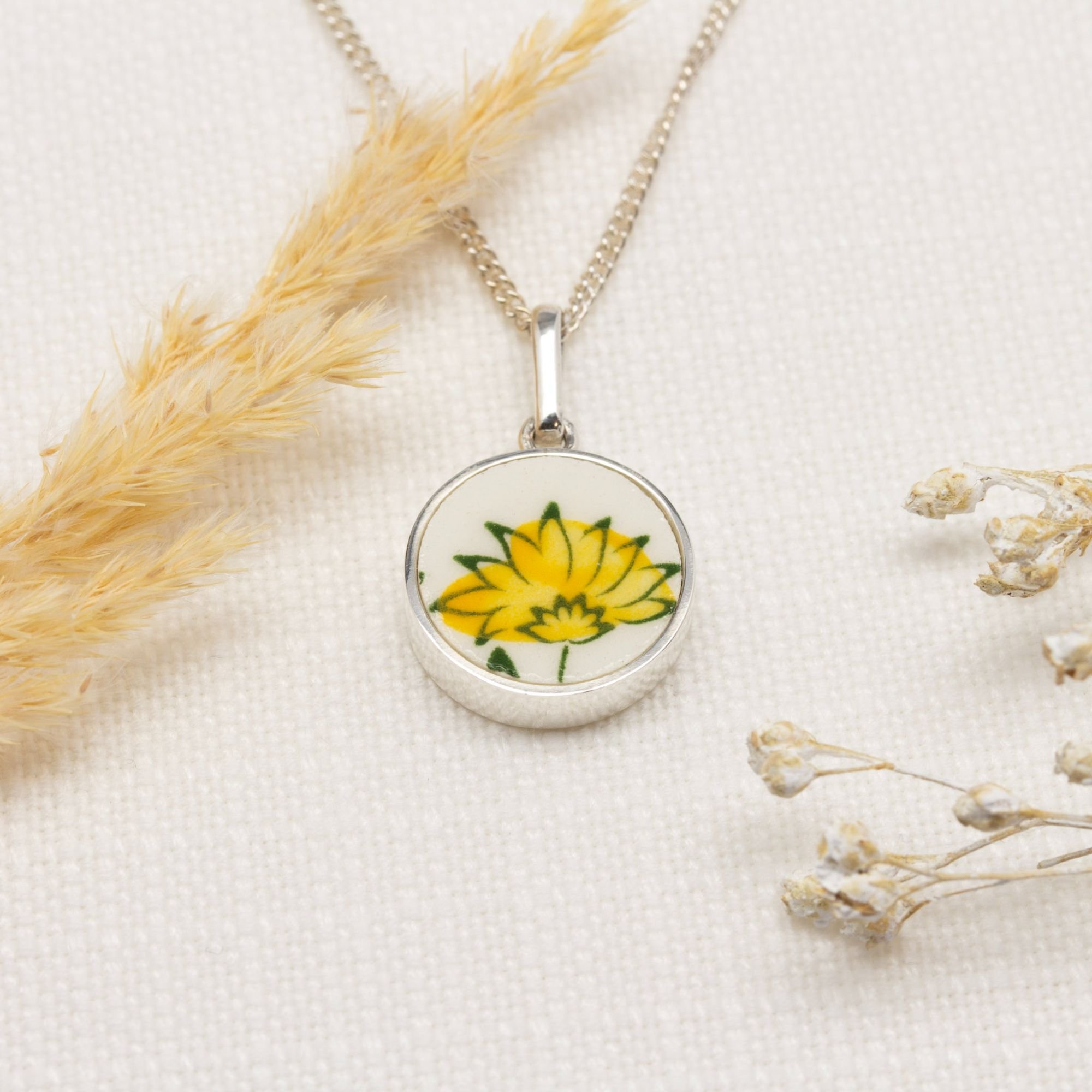 Pendentif rond en argent 925 motif fleur jaune en faïence ancienne — Encore Beaux