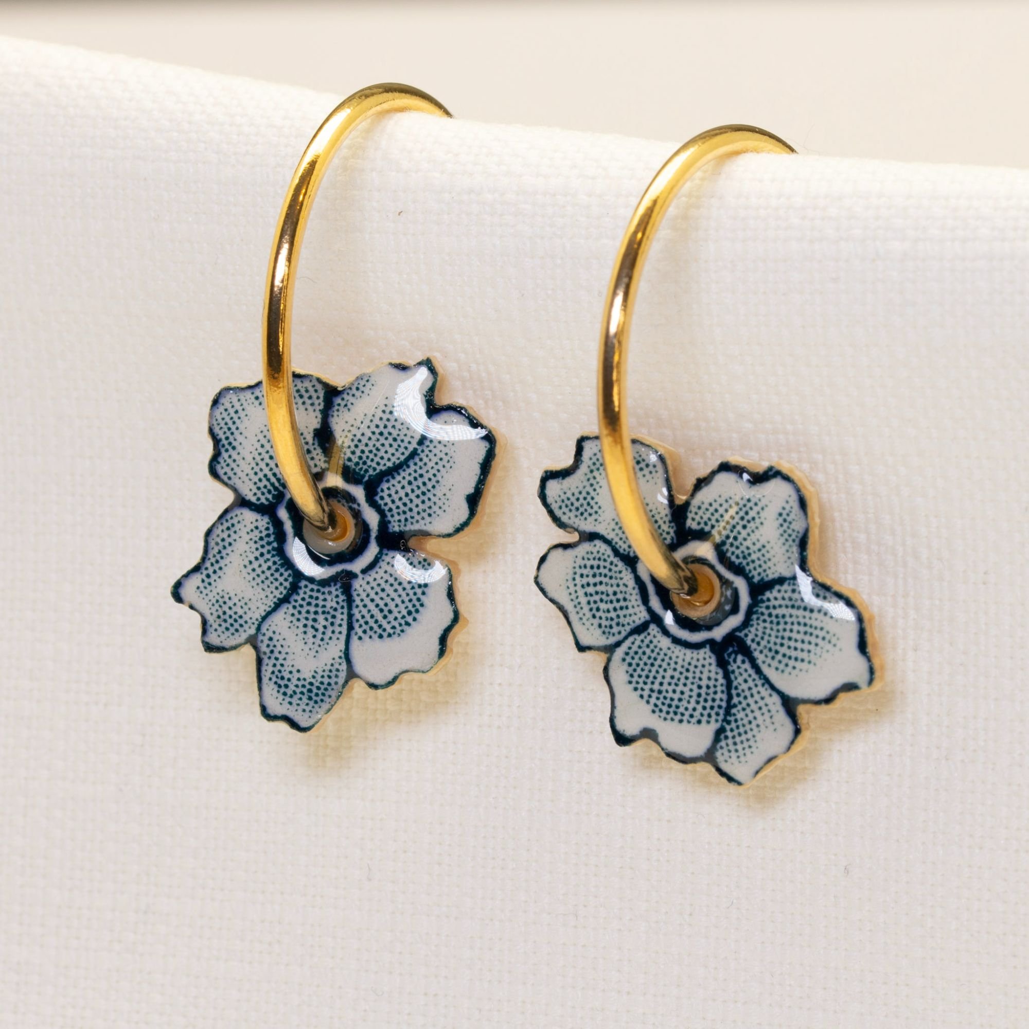 Boucles créoles dorées fleurs en faïence blanche et bleu marine — Encore Beaux