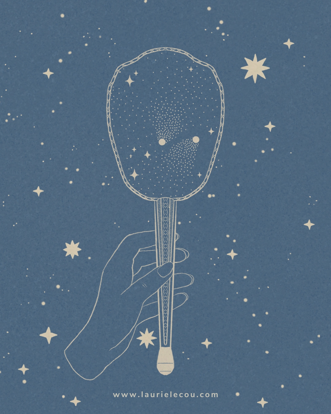 illustration une main qui tient un miroir reflétant l'univers infini qui vit en nous