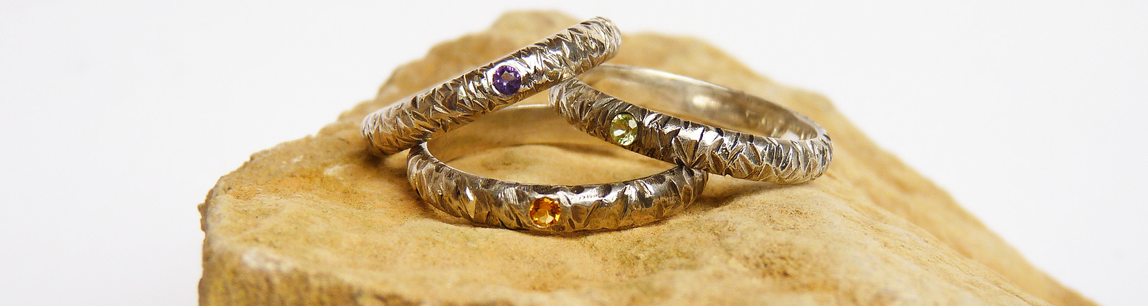 Alliances en argent texturé et pierres fines artisanales