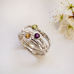 Trio de bague empilable artisanale en argent et ornée d'une améthyste, citrine et péridot P1150360