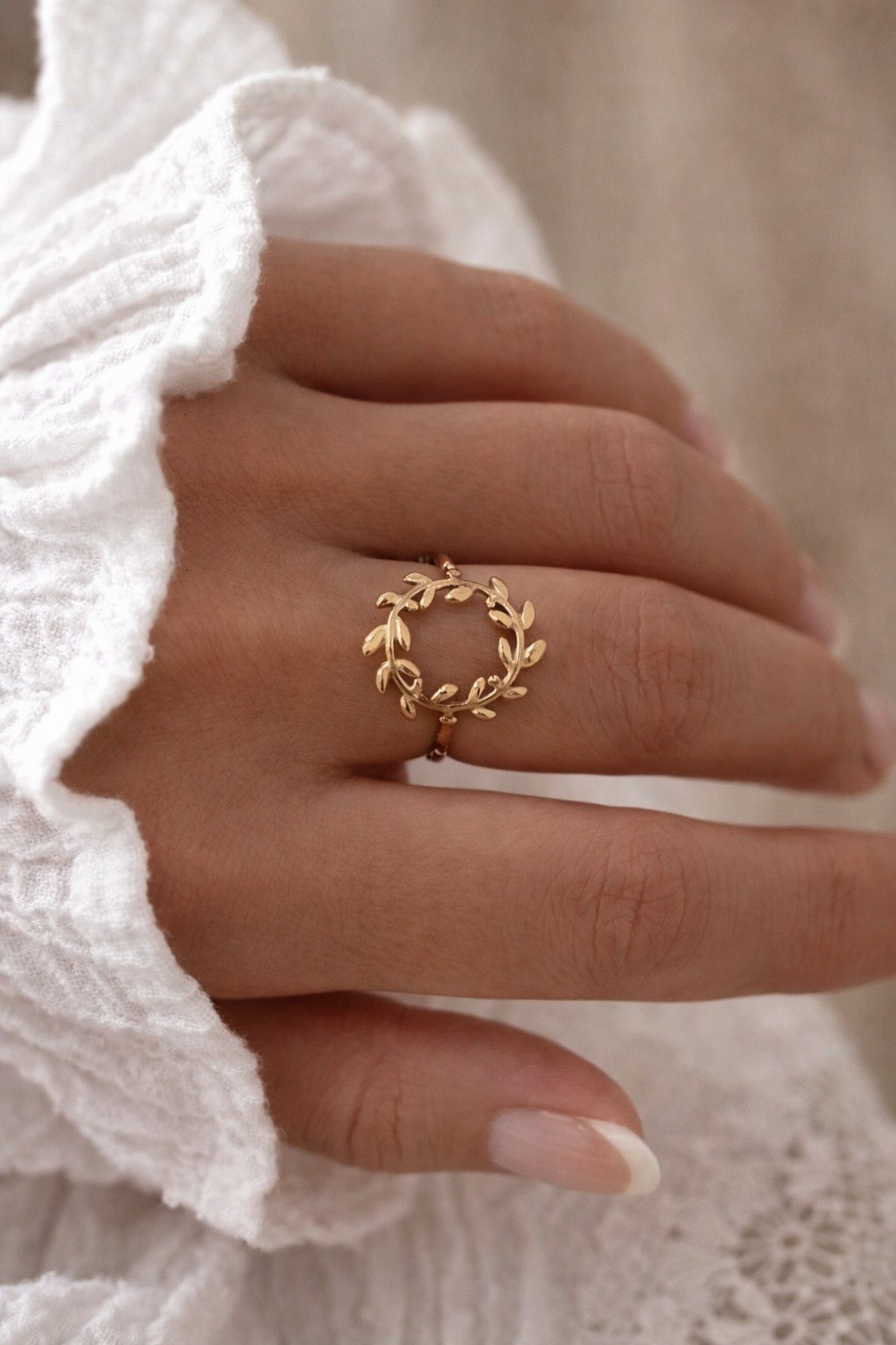 Bague dorée à feuilles – un bijou délicat et élégant inspiré par la nature.