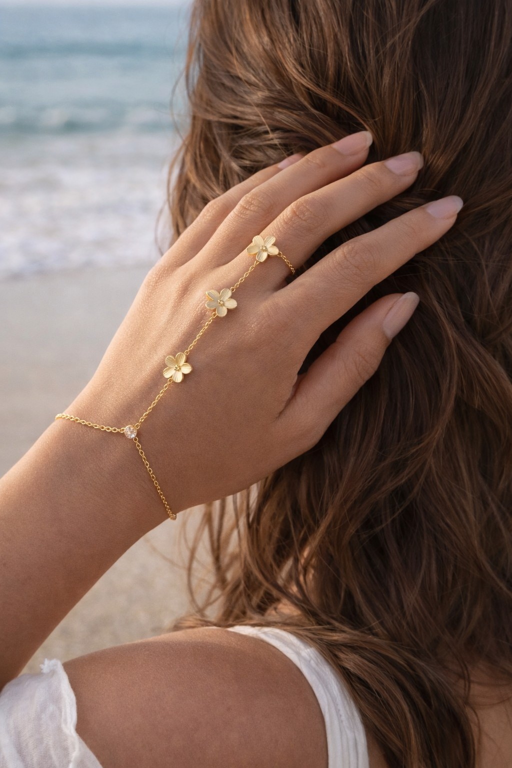 Chaîne de main dorée à fleurs – un bijou délicat et élégant qui sublime votre main.