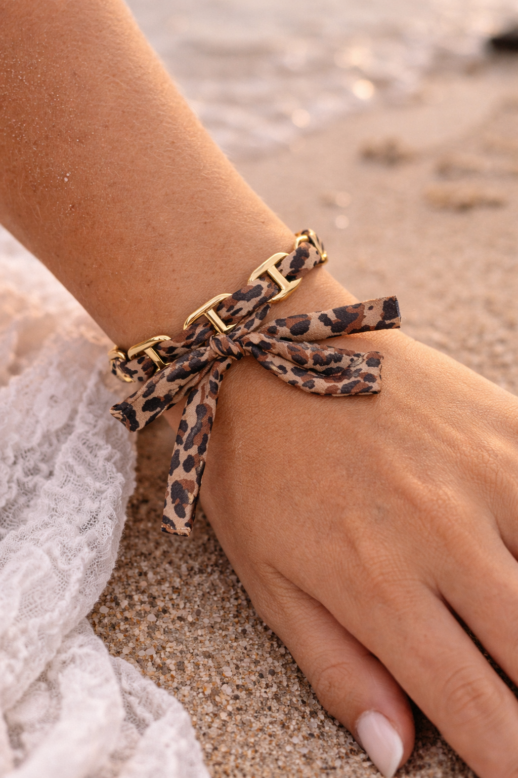 Jonc léopard élégant – l’accessoire tendance qui sublime votre poignet.