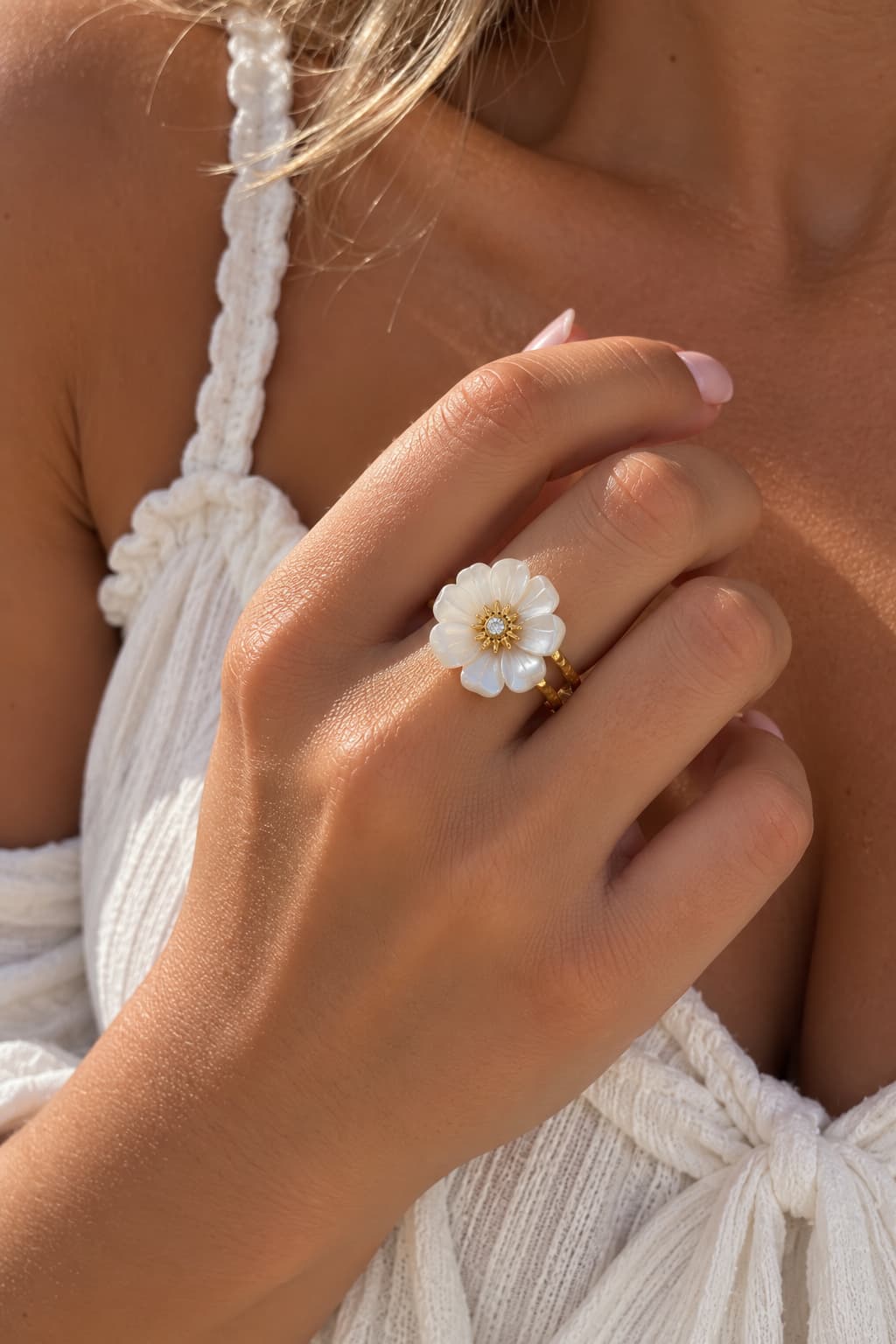 Bague fleur blanche ajustable en acier inoxydable doré – Nouvelle collection Mes Bijoux EL
