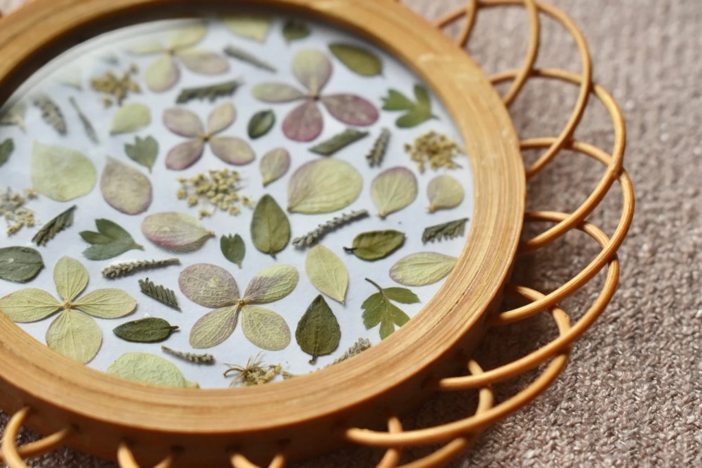 Herbier fleuris de fleurs séchées cadre rotin upcyclé par Pistil et Pastel