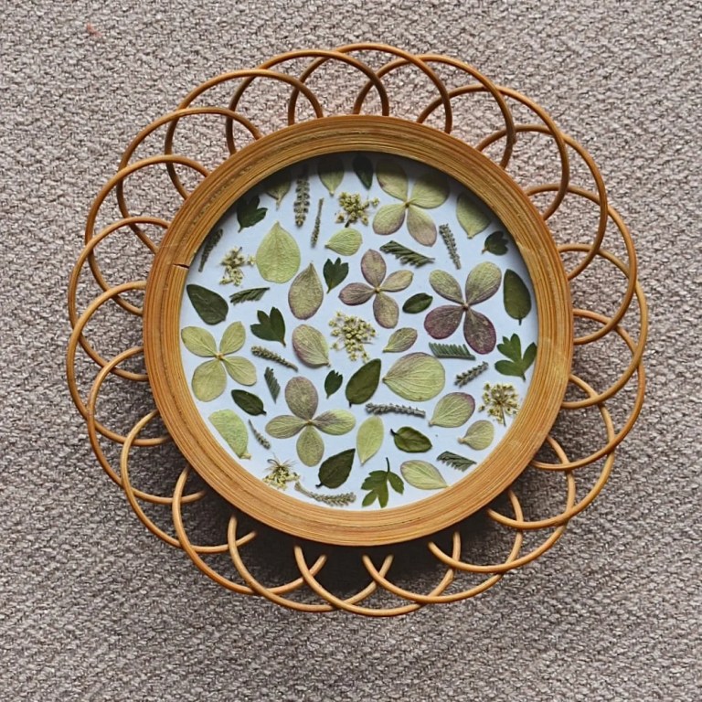 Mini monde cadre fleuri vintage herbier fleurs pressées rotin rose par pistil et pastel