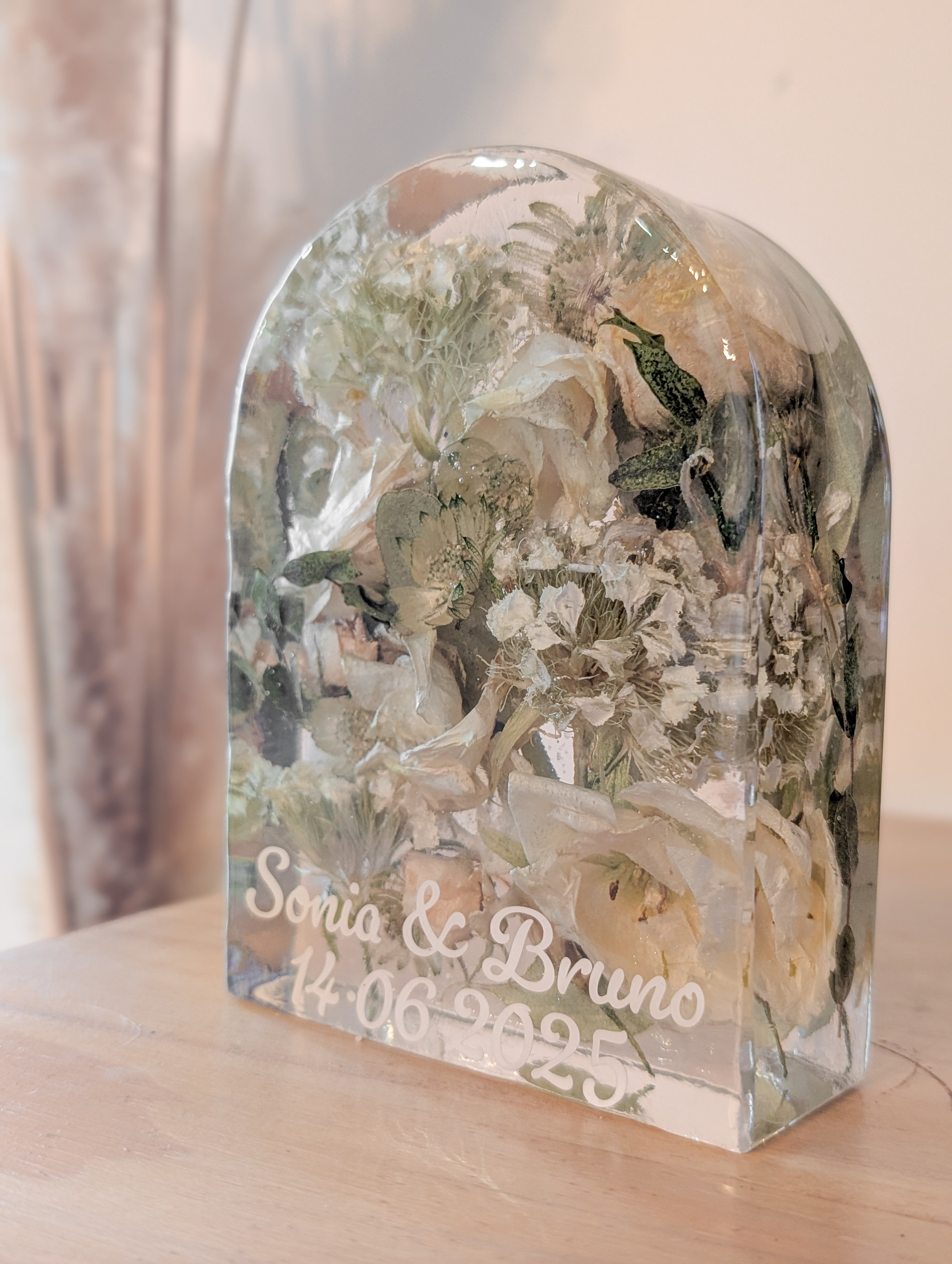 Dôme en résine avec fleurs séchées d'un bouquet de mariée