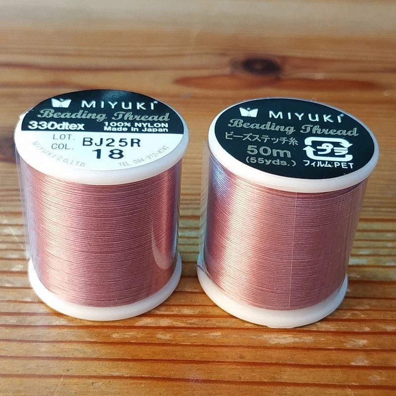 Une bobine de fil de nylon Miyuki vieux rose