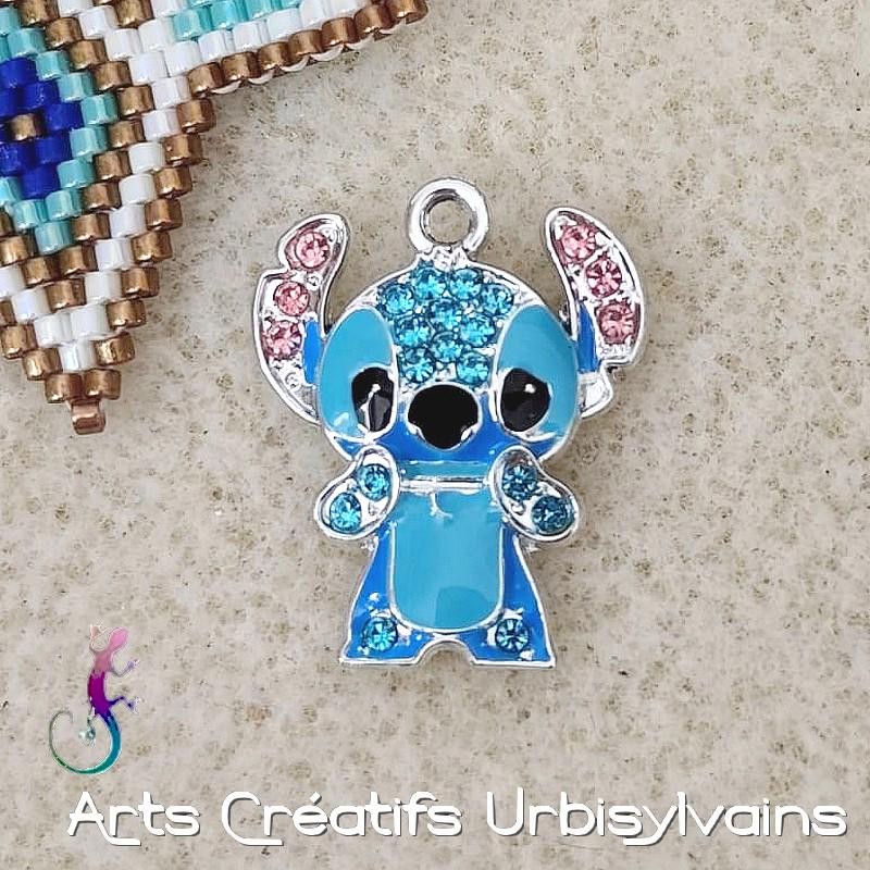 Breloque chien en émail cloisonné serti de strass et en métal argenté 22x18mm