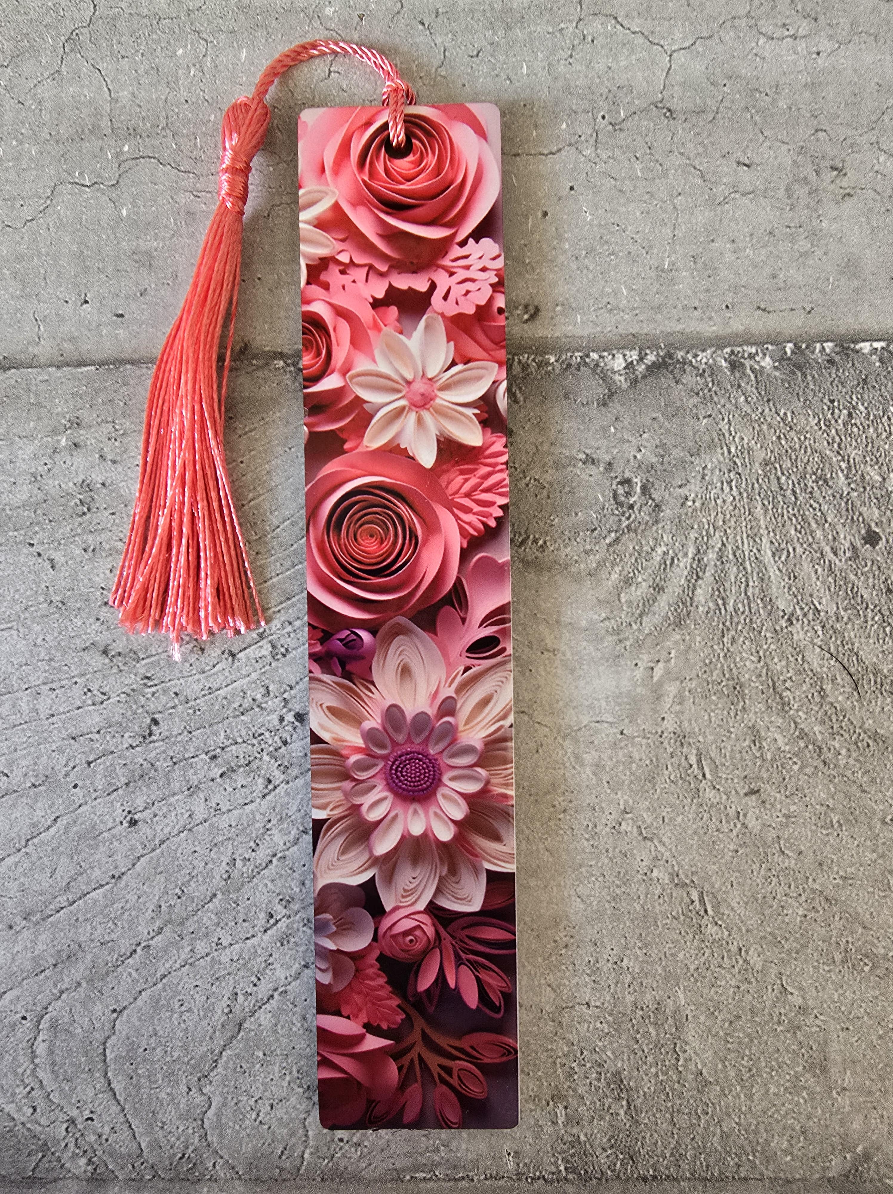 Marque-page fleurs roses – Fibre de bois, sublimation recto/verso (15×3 cm) + pompon