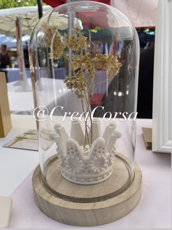 Couronne avec immortelle Corse sous cloche en verre LED  – Création artisanale – CREA CORSA®