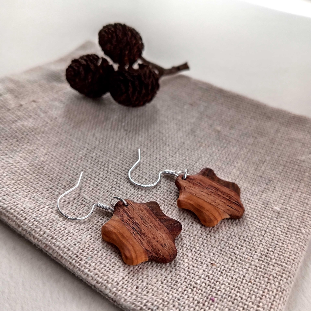 Boucles d'oreilles en bois en forme d'étoiles