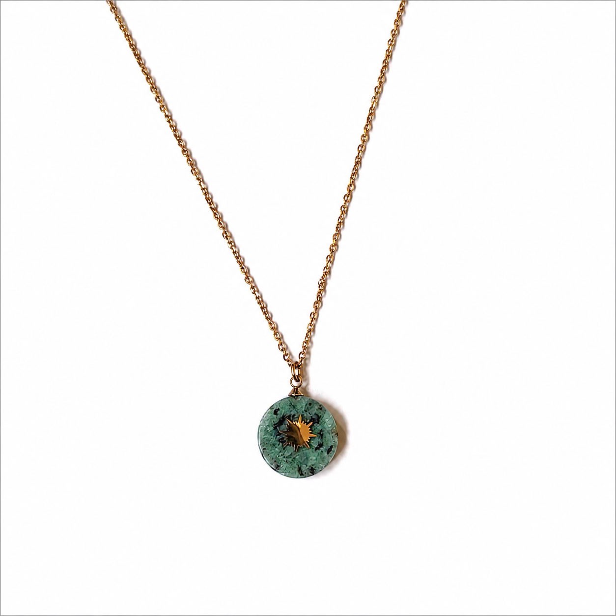 Collier long pendentif soleil en turquoise africaine