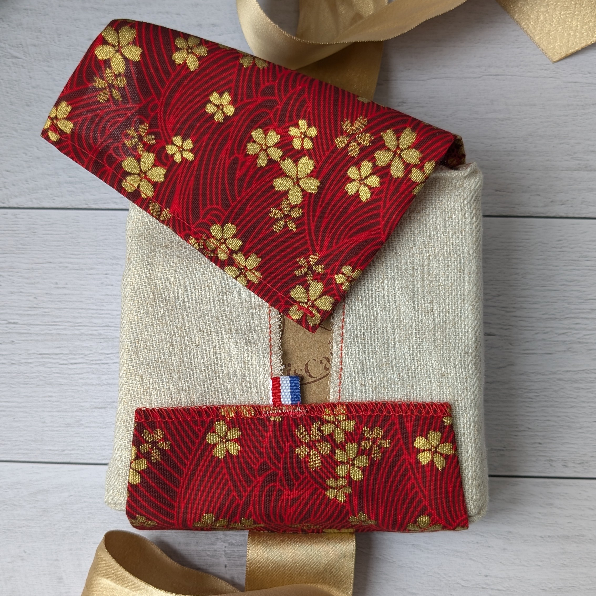 Emballage cadeau Hana ouvert à plat comprenantla boîte, l’enveloppe tissu et le ruban intégré