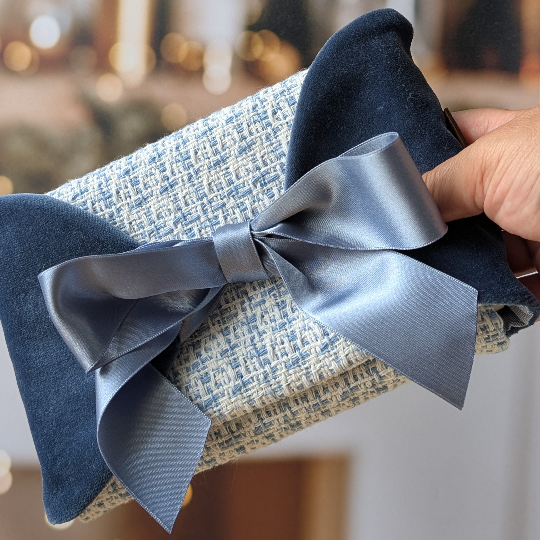 mballage cadeau en tissu pour livre de poche, prêt à offrir.