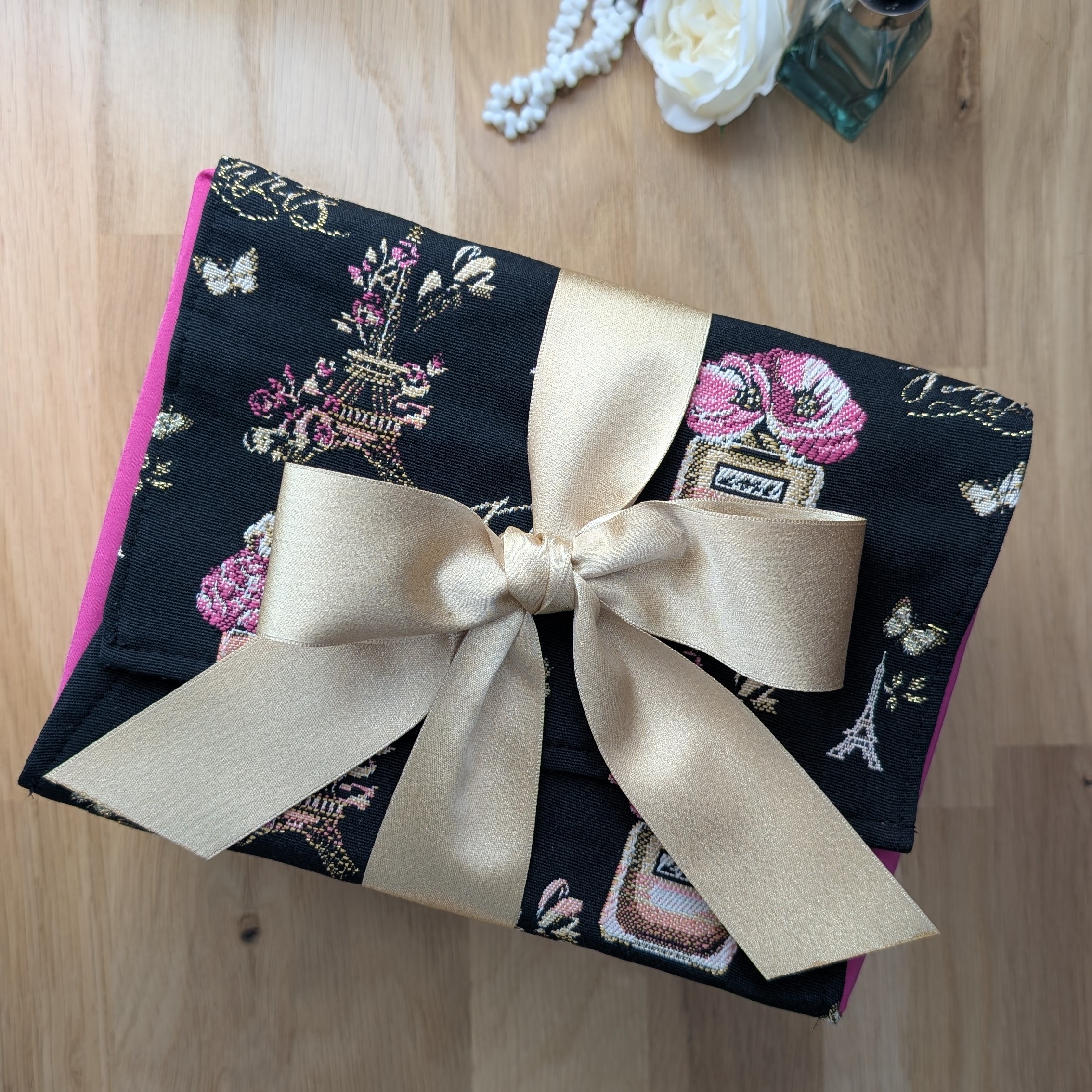 Emballage cadeau réutilisable en tissu La Parisienne, avec boîte et ruban intégré