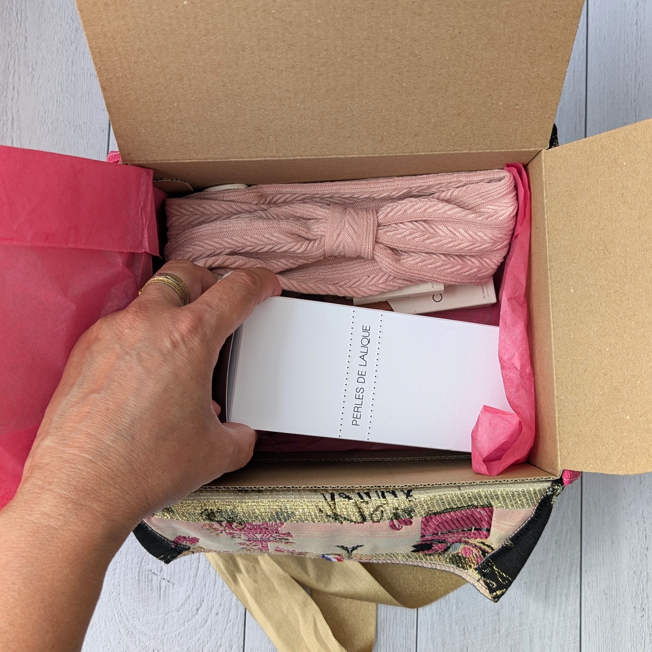 Boîte cadeau TisCado ouverte avec l’enveloppe tissu et le cadeau installé à l’intérieur