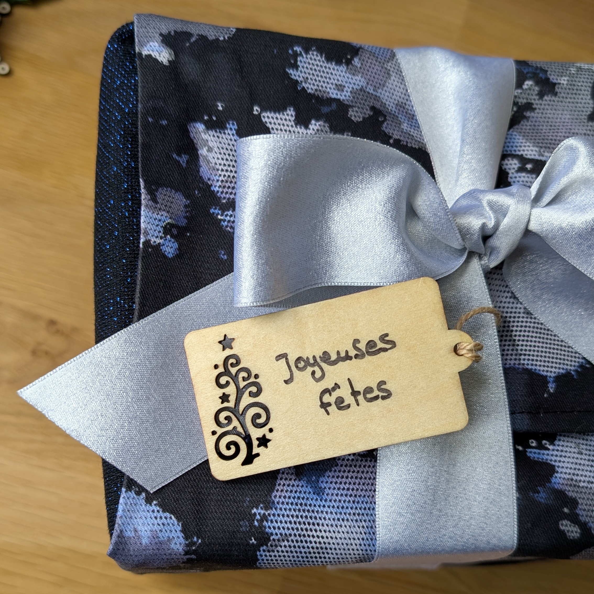 Emballage cadeau en tissu personnalisé avec étiquette bois “Joyeuses fêtes”