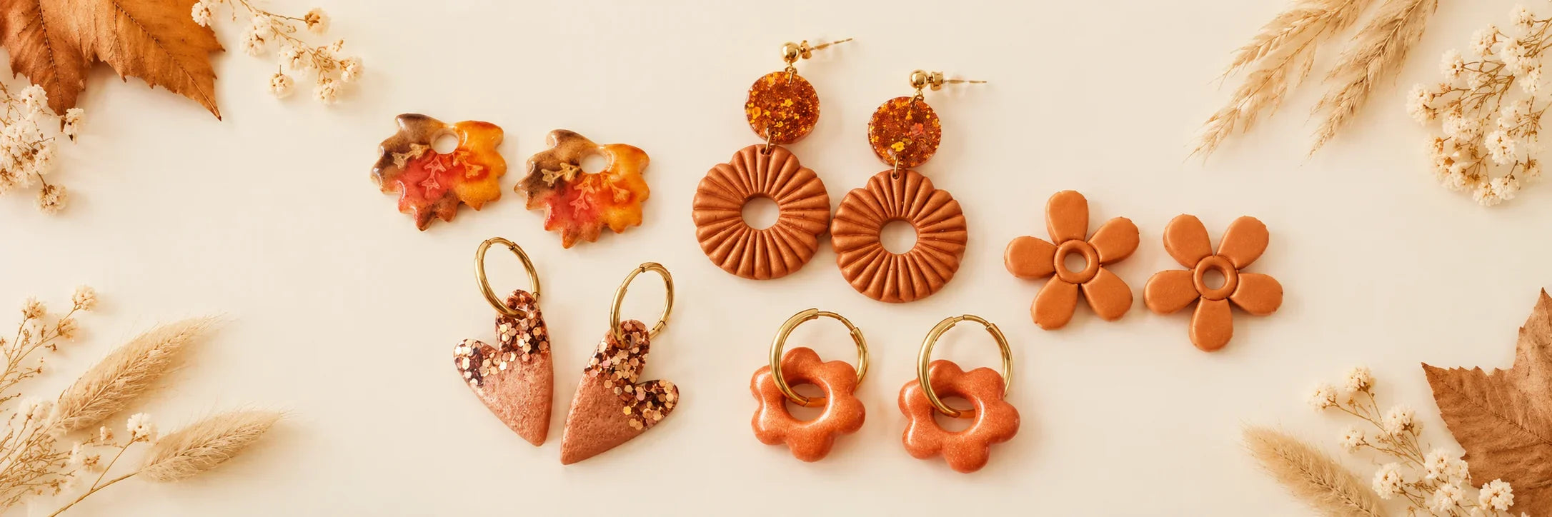 Collection de boucles d'oreilles artisanales en pâte polymère et résine aux tons automnaux.