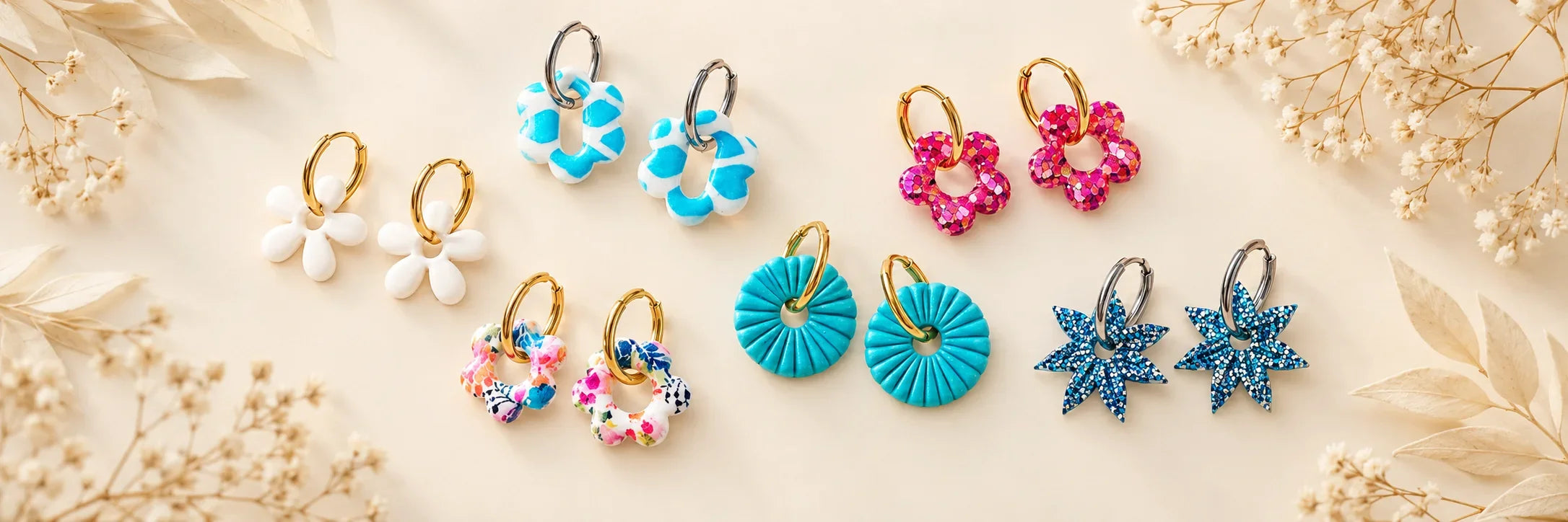 Assortiment de boucles d'oreilles fleurs colorées et fantaisie en résine et pâte polymère.