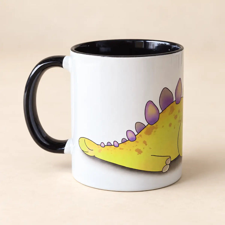 Mug blanc à anse noire avec un dinosaure endormi.