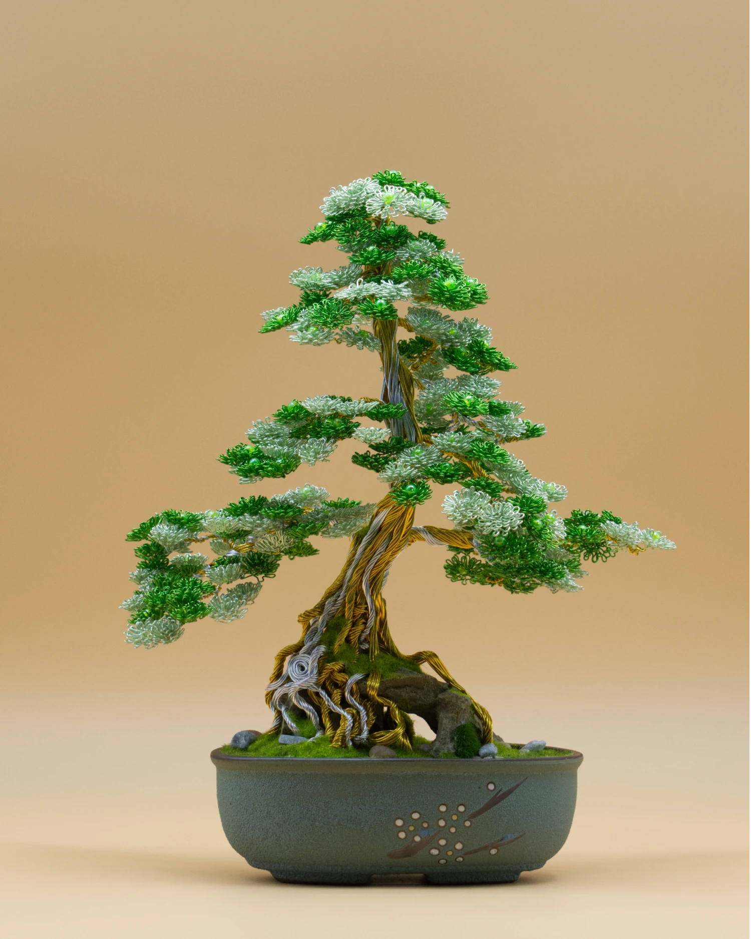 Bonsaï en fil de fer « Soupir de Jade », feuillage vert et vert pâle perlé, racines dorées sur un rocher.