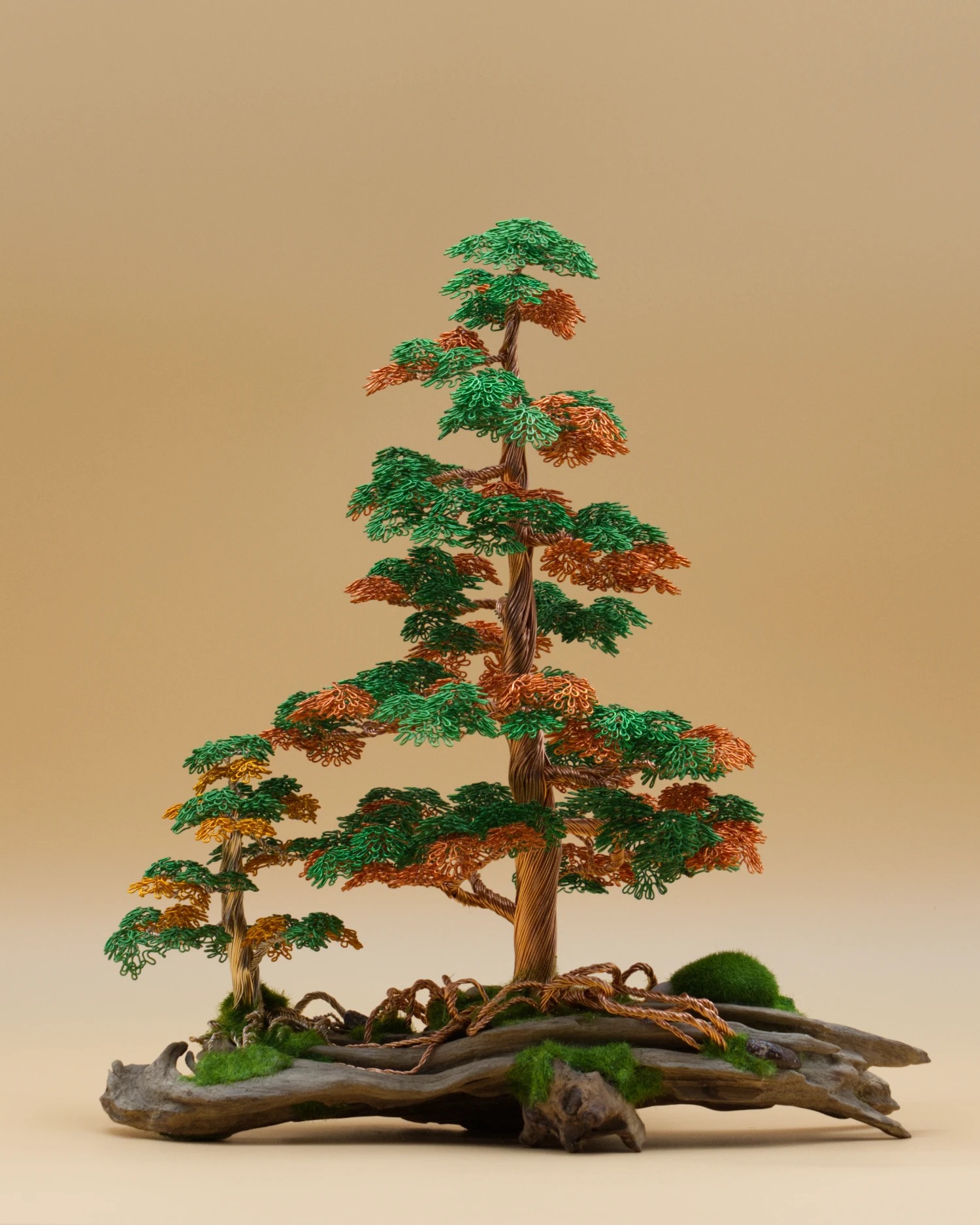 Bonsaï en fil de fer « Tendresse Cuivrée », deux arbres vert et cuivre sur bois flotté.