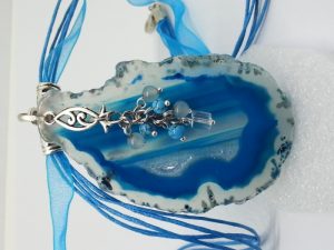 Pendentif tranche d’agate, perles aigue marine, howlite turquoise et cristal de roche